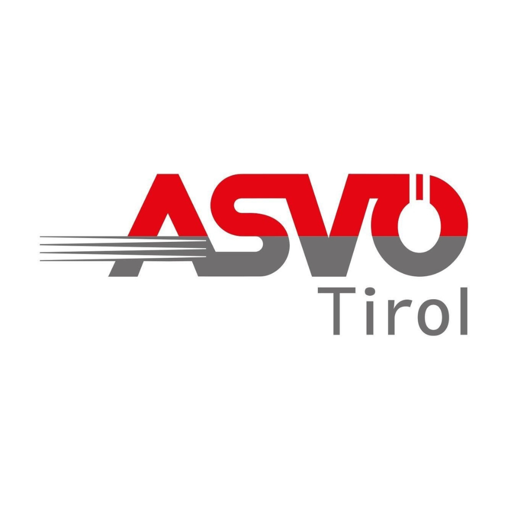 ASVÖ Tirol Logo mit ASVÖ in fetten roten und grauen Buchstaben über Tirol in Grau. Das O weist drei vertikale weiße Linien auf, und horizontale Linien erstrecken sich vom A nach links.