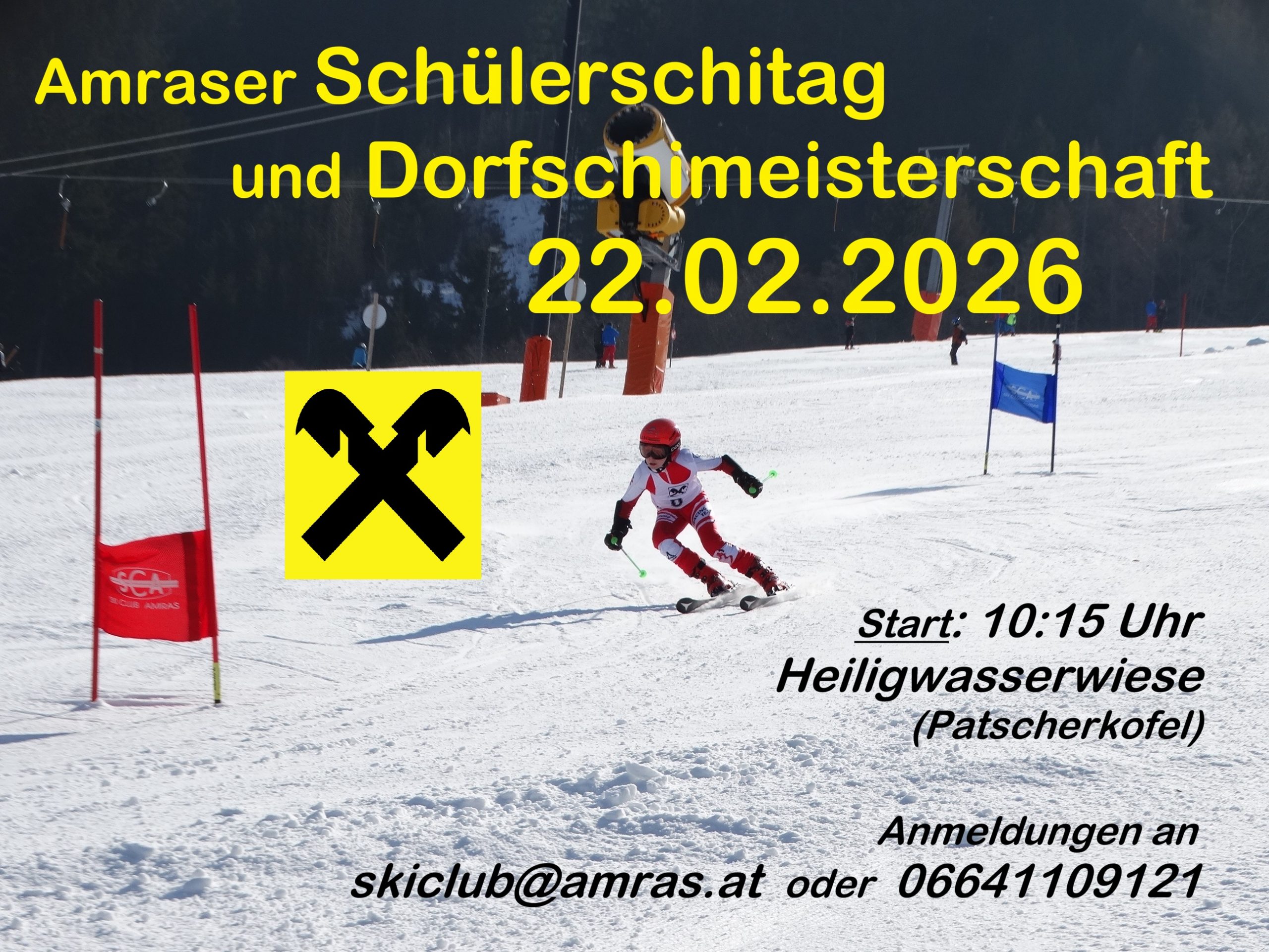 Ein Kind in roter Skikleidung fährt auf einer verschneiten Piste bergab, vorbei an den Toren der Rennstrecke. Überlagerter Text wirbt für eine Skiveranstaltung am 22.02.2026, mit Kontaktdaten und einem schwarz-gelben Symbol mit gekreuzten Hämmern.